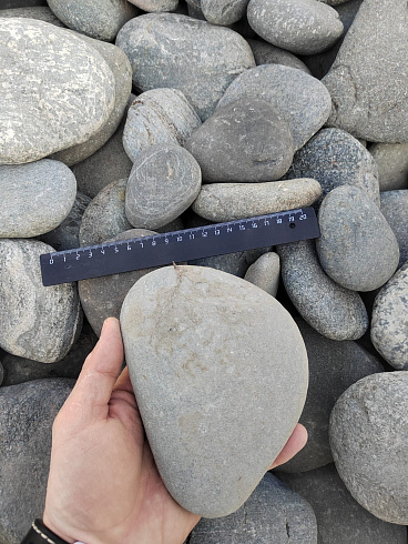 Kamenclub.ru: Галька речная плоская (серо-белая) фр. 70-120 мм. купить  в Ярославле галька галечник речной серый, белый окатанная плоская  природная галька 9000 руб/т   фото КАМЕНЬ КЛУБ