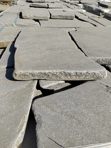 Kamenclub.ru: Песчаник пластушка светло-серый (4,0 - 6,0 см)  купить в Ярославле плитняк - пластушка светло-серый песчаник 12600 руб/м3   фото КАМЕНЬ КЛУБ