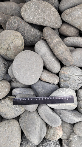 Kamenclub.ru: Галька речная окат (темно-серая) фр. 70-150 мм. купить  в Ярославле галька речная темно-серая, синяя, серая речная галька округлая  8000 руб/т   фото КАМЕНЬ КЛУБ