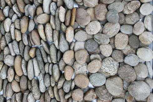 Kamenclub.ru: Галька речная плоская (серо-белая) фр. 70-120 мм. купить  в Ярославле галька галечник речной серый, белый окатанная плоская  природная галька 9000 руб/т   фото КАМЕНЬ КЛУБ