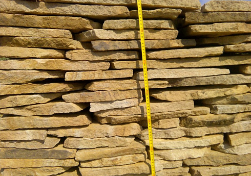 Kamenclub.ru: Песчаник пластушка желтый с разводом под дерево (2 см)  купить в Ярославле плитняк желтый с разводами, желтый, рыжий, серый песчаник пластушка рваная ландшафтная 11 000 руб/м3   фото КАМЕНЬ КЛУБ