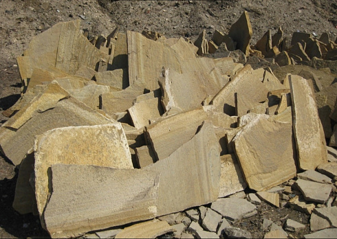 Kamenclub.ru: Форматный камень (плаха) пошаговая дорожка от 70-150 см (4 -12 см)  купить в Ярославле плитняк  форматный плаха желтый песчаник 9 000 руб/т   фото КАМЕНЬ КЛУБ