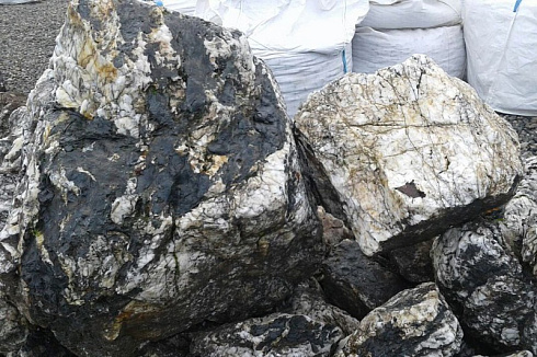 Kamenclub.ru: Черный гранит - кварцит фр. 100-500 мм.  купить в Ярославле мрамор гранит черный с белыми прожилками, серый, белый валун скальный колотый 7000 руб/т   фото КАМЕНЬ КЛУБ