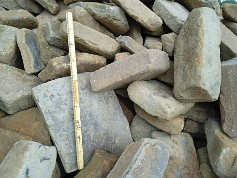 Kamenclub.ru: Песчаник для мощения дорожек, площадок, парковок ( фр 5-10 см)  купить в Ярославле песчаник  серый желтый коричневый рыжий песчаник оголтованный окатанный 6500 руб/т   фото КАМЕНЬ КЛУБ