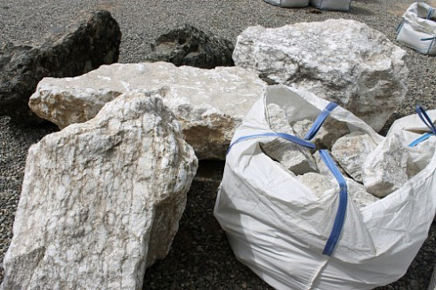 Kamenclub.ru: Мраморизированный известняк фр. 100-500 мм.  купить в Ярославле известняк серый белый темно-серый сероватый валун природного образования окатанный 10500 руб/т   фото КАМЕНЬ КЛУБ