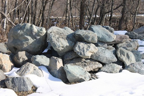 Kamenclub.ru: Гранит скальник (серо-зеленый) фр. 500-1500 мм.  купить в Ярославле гранит мрамор  серый зеленый темно-серый глыба скальная колотая ландшафтная 7 500 руб/т   фото КАМЕНЬ КЛУБ