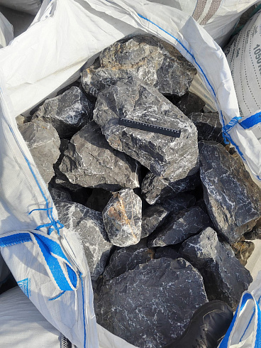 Kamenclub.ru: Черный мрамор скальник фр. 100-500 мм.  купить в Ярославле мрамор черный белый серый крупный колотый валун ландшафтный 8500 руб/т   фото КАМЕНЬ КЛУБ