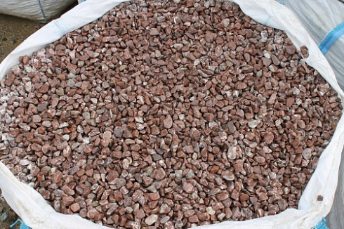 Kamenclub.ru: Мраморная крошка (щебень галтованный розовый) фр.10-20 мм.  купить в Ярославле мрамор розовый, красный ландшафтный декоративный окатанный округлый щебень 15000 руб/т   фото КАМЕНЬ КЛУБ