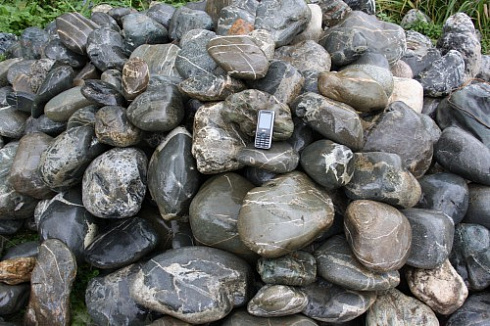 Kamenclub.ru: Валунчик Паутинник фр.100-300 мм  купить в Ярославле крупный природный камень галечник темно-серый с прожилками белый черный речной валунчик 5000 руб/т   фото КАМЕНЬ КЛУБ