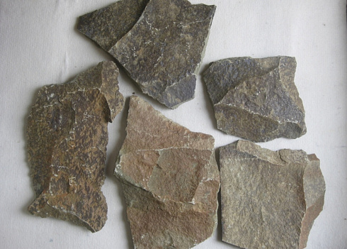 Kamenclub.ru: Песчаник пластушка "фонтанка" серо-зеленая (3,0-5,0 см)  купить в Ярославле песчаник серо-зеленая колотые плитки облицовочные пластушки 11400 руб/м3   фото КАМЕНЬ КЛУБ