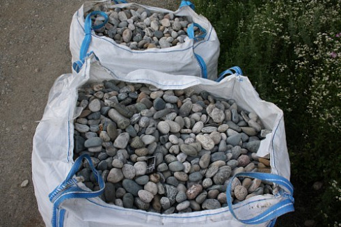 Kamenclub.ru: Галька речная окат (ассорти) фр. 50-100 мм. купить  в Ярославле галька природная округлая серая белая черная серая коричневая синяя галька речная окатанная округлая 6200 руб/т   фото КАМЕНЬ КЛУБ