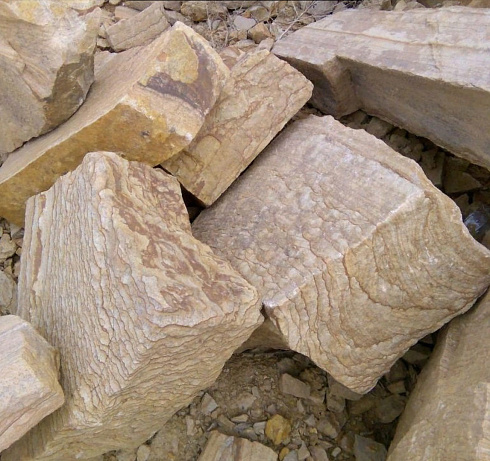 Kamenclub.ru: Песчаник пластушка желтый с рисунком (7-15 см)  купить в Ярославле плитняк - пластушка - бут желтый песчаник 10200 руб/м3   фото КАМЕНЬ КЛУБ