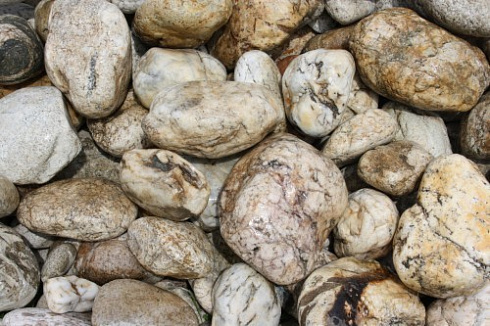 Kamenclub.ru: Кварцевый валунчик фр.100-300 мм.  купить в Ярославле кварц белый, бежевый молочный рыжий крупный природный камень галечник 7850 руб/т   фото КАМЕНЬ КЛУБ