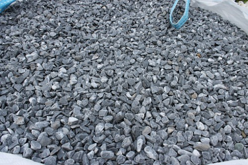 Kamenclub.ru: Щебень галтованный черный (мрамор) фр.10-20 мм.  купить в Ярославле мрамор черный с белыми прожилками, черный, белый окатанный округлый ландшафтный декоративный щебень 15000 руб/т   фото КАМЕНЬ КЛУБ