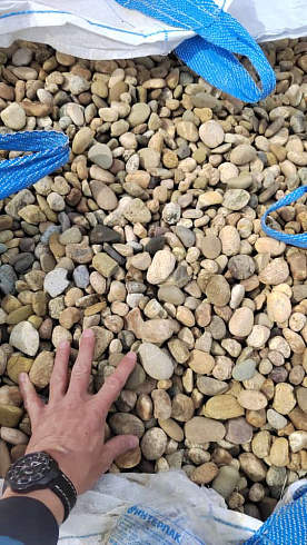 Kamenclub.ru: Галька речная окат рыжая фр. 20-40 мм. купить  в Ярославле галька речная окатанная рыжая желтая серая округлая речная галька 5000 руб/т   фото КАМЕНЬ КЛУБ