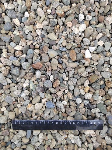 Kamenclub.ru: Галька речная окат (серая) фр.10-20 мм купить  в Ярославле галька речная серая, серый, темно-серый, светло-серый, коричневый ландшафтная декоративная речная окатанная округлая галька 5000 руб/т   фото КАМЕНЬ КЛУБ