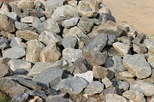 Kamenclub.ru: Гранит скальник (серо-зеленый) фр. 100-500 мм.  купить в Ярославле гранит зеленый, серый, салатовый крупный ландшафтный валун 6 000 руб/т   фото КАМЕНЬ КЛУБ