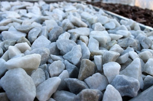 Kamenclub.ru: Мраморная крошка, щебень, цвет-белый,  фр. 20-40 мм.  купить в Ярославле мрамор белый молочный слоновая кость айвори  мраморная крошка ландшафтная 12000 руб/т   фото КАМЕНЬ КЛУБ