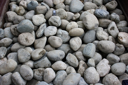 Kamenclub.ru: Темно-серый валунчик фр.100-300 мм.  купить в Ярославле крупный природный камень серый, темно-серый, светло-серый речная галька большого размера окатанная 4500 руб/т   фото КАМЕНЬ КЛУБ