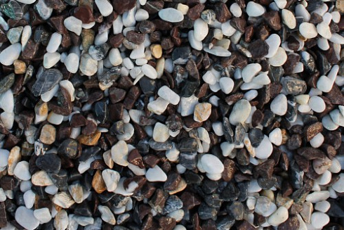 Kamenclub.ru: Мраморная крошка (щебень галтованный микс:белый-черный-розовый) фр.40-70 мм.  купить в Ярославле мрамор белый, черный розовый декоративный щебень галтованный 15500 руб/т   фото КАМЕНЬ КЛУБ