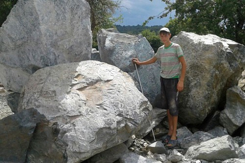 Kamenclub.ru: Змеевик скальник фр. 500-1500 мм.  купить в Ярославле змеевик зеленый серый черный глыба скальная колотая 7500 руб/т   фото КАМЕНЬ КЛУБ