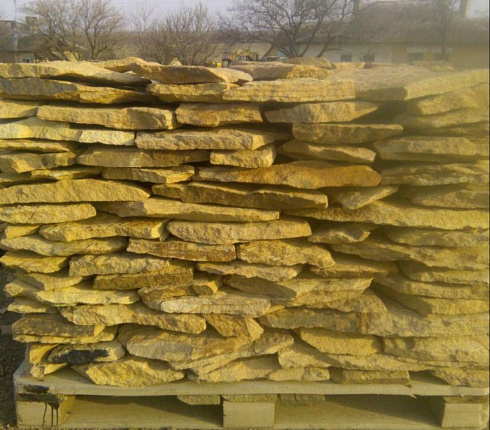 Kamenclub.ru: Песчаник пластушка "фонтанка" желтая (3,0 - 5,0 см)  купить в Ярославле песчаник желтая, рыжий, желтый песчаник колотый рваный со сколом облицовочный 16200 руб/м3   фото КАМЕНЬ КЛУБ