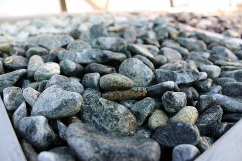 Kamenclub.ru: Щебень галтованный зеленый (змеевик) фр. 20-40 мм.  купить в Ярославле мрамор зеленый, салатовый оголтованный щебень мраморный 12500 руб/т   фото КАМЕНЬ КЛУБ