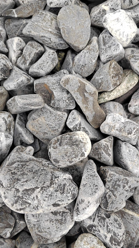 Kamenclub.ru: Щебень галтованный черный (мрамор) фр.40-70 мм.  купить в Ярославле мрамор черный с белыми прожилками, черный, белый щебень галтованный округлый 13500 руб/т   фото КАМЕНЬ КЛУБ