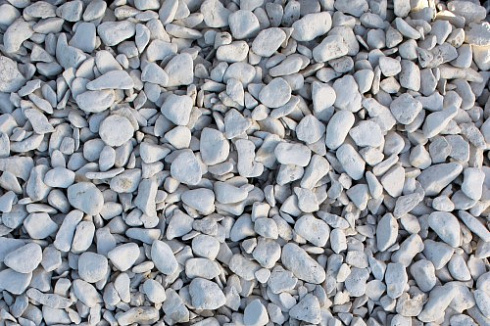 Kamenclub.ru: Мраморная крошка (щебень галтованный белый) фр.40-70 мм.  купить в Ярославле мрамор белый молочный айвори окатанный округлый природный камень 17000 руб/т   фото КАМЕНЬ КЛУБ