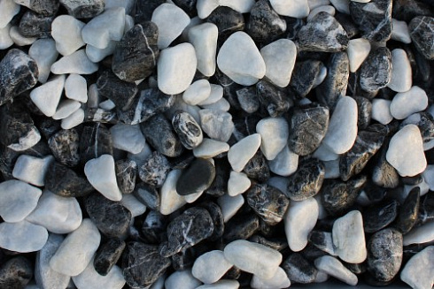 Kamenclub.ru: Мраморная крошка (щебень галтованный микс:: серый-зеленый-розовый) фр.10-20 мм.  купить в Ярославле мрамор серый, зеленый, розовый щебень окатанный округлый декоративный ландшафтный 15500 руб/т   фото КАМЕНЬ КЛУБ