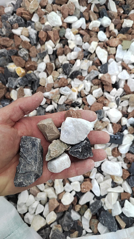 Kamenclub.ru: Мраморная крошка (щебень крошка микс : белый-черный-розовый) фр. 20-40 мм.  купить в Ярославле мрамор белый, черный, розовый декоративная ландшафтная крошка 12000 руб/т   фото КАМЕНЬ КЛУБ