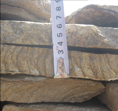 Kamenclub.ru: Песчаник пластушка желтый с рисунком (3 см)  купить в Ярославле песчаник желтый с рисунком, рыжий, желтый песчаник пластушка ландшафтная рваная 8 500 руб/м3   фото КАМЕНЬ КЛУБ