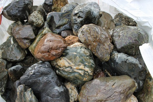 Kamenclub.ru: Ландшафтные валунчики фр.100-500 мм.  купить в Ярославле крупный природный камень серый, темно-серый, светло-серый речной валун крупный 4800 руб/т   фото КАМЕНЬ КЛУБ