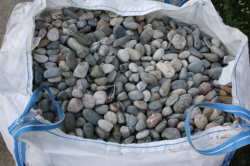 Kamenclub.ru: Галька речная окат (серая) фр.40-60 мм купить  в Ярославле галька речная серый бежевый рыжий коричневый округлый речной камень 5000 руб/т   фото КАМЕНЬ КЛУБ