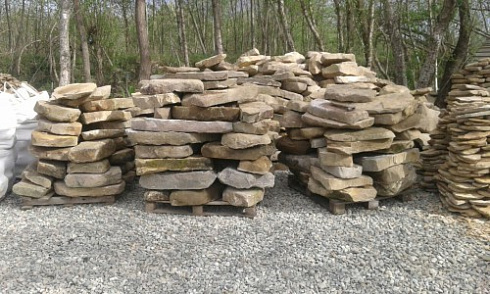 Kamenclub.ru: Песчаник плиты - плахи - пошаговые дорожки (фр. 70-150 мм)  купить в Ярославле песчаник серый бежевый желтый зеленый колотый песчаник строительный 6500 руб/т   фото КАМЕНЬ КЛУБ