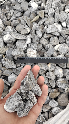 Kamenclub.ru: Щебень галтованный черный (мрамор) фр.40-70 мм.  купить в Ярославле мрамор черный с белыми прожилками, черный, белый щебень галтованный округлый 13500 руб/т   фото КАМЕНЬ КЛУБ