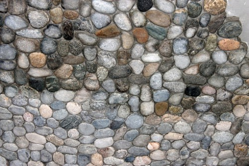 Kamenclub.ru: Галька речная плоская (ассорти) фр. 70-150 мм. купить  в Ярославле галька галечник серый белый темно-серый синий светло-серый плоская природная галька  9000 руб/т   фото КАМЕНЬ КЛУБ