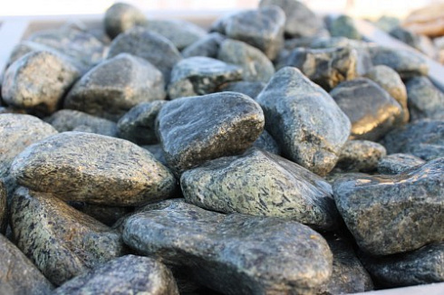 Kamenclub.ru: Щебень галтованный зеленый (змеевик) фр. 50-100 мм.  купить в Ярославле галтовка мраморная зеленый, салатовый мрамор 12 500 руб/т   фото КАМЕНЬ КЛУБ