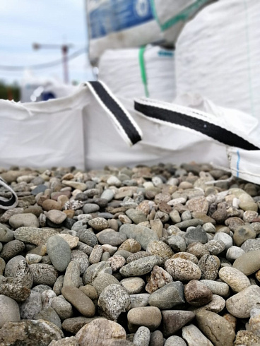 Kamenclub.ru: Галька речная окат (пестрая) фр. 20-40 мм. купить  в Ярославле галька речная пестрая, серая, серые оттенки галька речная окатанная округлая 5000 руб/т   фото КАМЕНЬ КЛУБ