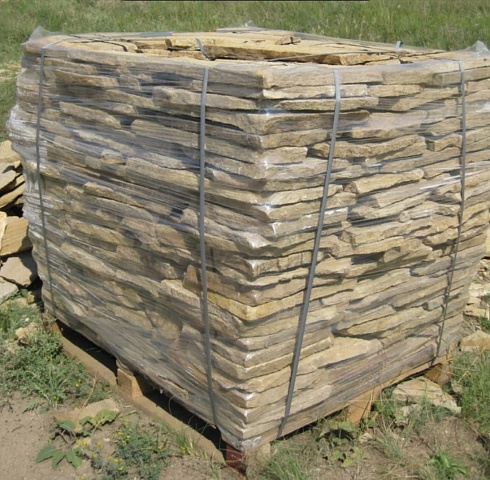 Kamenclub.ru: Песчаник пластушка желтый с рисунком (3 см)  купить в Ярославле песчаник желтый с рисунком, рыжий, желтый песчаник пластушка ландшафтная рваная 8 500 руб/м3   фото КАМЕНЬ КЛУБ