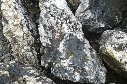 Kamenclub.ru: Черный гранит - кварцит фр. 100-500 мм.  купить в Ярославле мрамор гранит черный с белыми прожилками, серый, белый валун скальный колотый 7000 руб/т   фото КАМЕНЬ КЛУБ