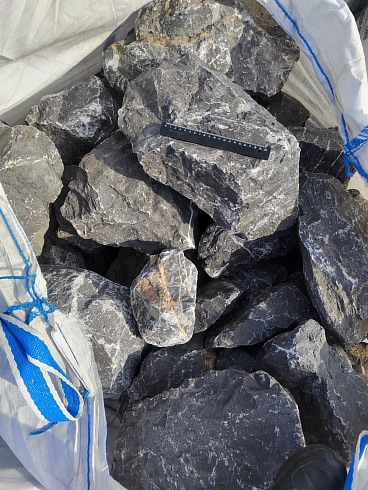 Kamenclub.ru: Черный мрамор скальник фр. 100-500 мм.  купить в Ярославле мрамор черный белый серый крупный колотый валун ландшафтный 8500 руб/т   фото КАМЕНЬ КЛУБ