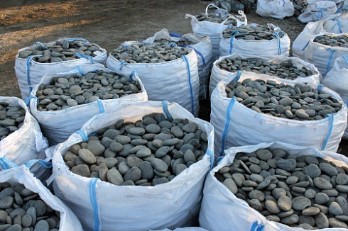 Kamenclub.ru: Галька речная плоская (темно-серая) фр. 100-200-300 мм. купить  в Ярославле галька речная плоская темно-серый, серый, синий речной галечник плоский 9000 руб/т   фото КАМЕНЬ КЛУБ