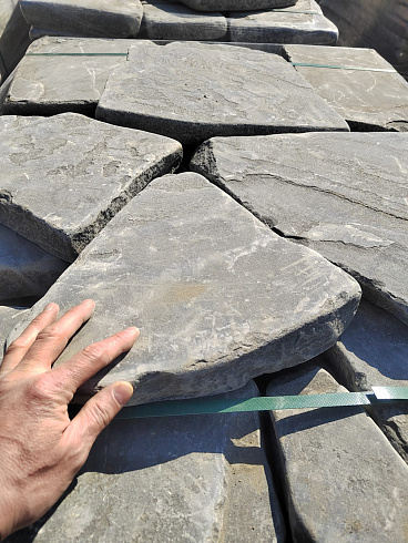 Kamenclub.ru: Песчаник пластушка светло-серый (4,0 - 6,0 см)  купить в Ярославле плитняк - пластушка светло-серый песчаник 12600 руб/м3   фото КАМЕНЬ КЛУБ