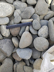 Kamenclub.ru: Галька речная плоская (темно-серая) фр. 70-150 мм. купить в Ярославле галечник природный темно-серый серый синий речная плоская природная окатанная  9000 руб/т   фото КАМЕНЬ КЛУБ