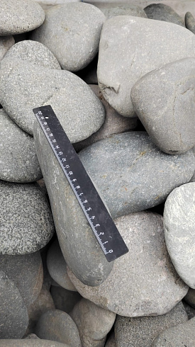 Kamenclub.ru: Галька речная плоская (темно-серая) фр. 70-150 мм. купить  в Ярославле галечник природный темно-серый серый синий речная плоская природная окатанная  9000 руб/т   фото КАМЕНЬ КЛУБ