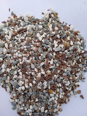 Kamenclub.ru: Мраморная крошка (щебень галтованный микс:белый-черный-розовый-медовый) фр.5-10 мм.  купить в Ярославле мрамор белый, медовый, черный, розовый мраморный галтованный щебень декоративный ландшафтный 15500 руб/т   фото КАМЕНЬ КЛУБ