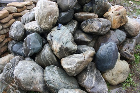 Kamenclub.ru: Речной валун Кабанчик фр.300-500 мм.  купить в Ярославле крупный природный камень галька серый, темно-серый речной валун галечник масштабный 7000 руб/т   фото КАМЕНЬ КЛУБ