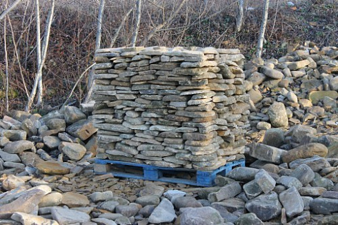 Kamenclub.ru: Песчаник колотый для облицовки (фр. 2-3 см)  купить в Ярославле песчаник бежевый серый рыжий песчаник строительный 5000 руб/т   фото КАМЕНЬ КЛУБ