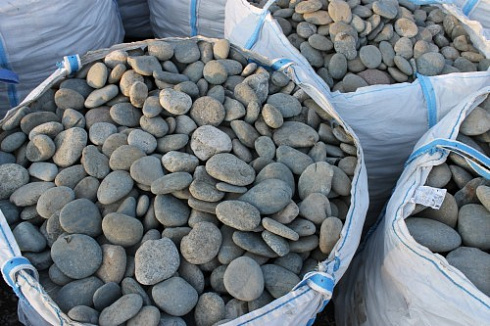 Kamenclub.ru: Галька речная плоская (ассорти) фр. 100-200-300 мм. купить  в Ярославле галька плоская разноцветная серый белый темно-серый синий речная галька ландшафтная 8000 руб/т   фото КАМЕНЬ КЛУБ